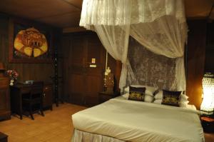 Postel nebo postele na pokoji v ubytování Ruean Thai Hotel