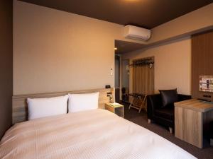 Postel nebo postele na pokoji v ubytování Hotel Route Inn Miyoshi Ekimae + 29 fotografií