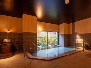 Hotel Route Inn Miyoshi Ekimae في Miyoshi: مسبح كبير في غرفة مع