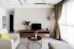 sala de estar con sofá y TV en Float in the Infinity Pool of a Gorgeous Apartment, en Kuala Lumpur