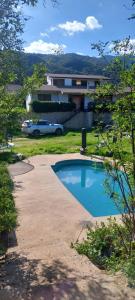 un coche aparcado frente a una casa con piscina en Casona en Valle Los Coligues, en Quilpué