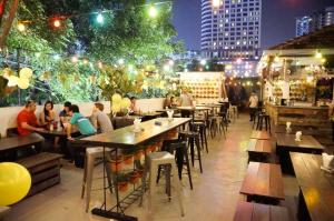 En restaurant eller et andet spisested på Lavish Loft 12 Steps Away From Bukit Bintang