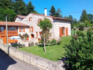 Taman di luar Gîte cosy 1 ch. avec jardin, animaux admis, rando et patrimoine aux Monts du Forez - FR-1-496-45