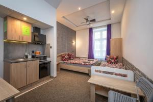 een kleine kamer met 2 bedden en een keuken bij 70s Business Room in Krakau
