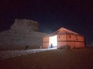 a small building in the desert at night at Abo Yusre Sfari in Bawiti