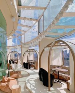 吉隆坡的住宿－Simplicity Retreat Cozy 2BR with Infinity Pool，客房设有楼梯和桌椅