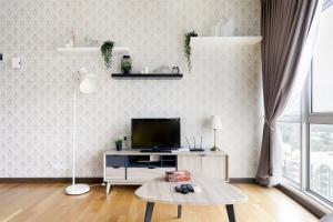 Artsy Designed Studio with a Breathtaking View of the City