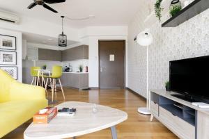 Artsy Designed Studio with a Breathtaking View of the City