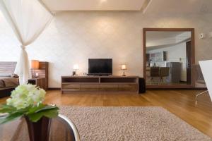 クアラルンプールにあるGreenery View Suite Kuala Lumpur Perfect for 4のリビングルーム(薄型テレビ、テーブル付)
