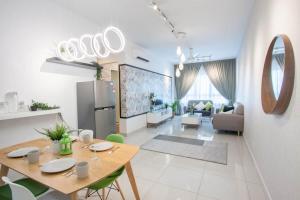 eine Küche und ein Wohnzimmer mit einem Tisch und einem Kühlschrank in der Unterkunft Living in Greenery 2BR at Impiria Residensi Klang in Klang