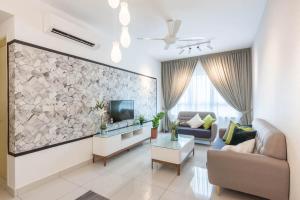 una sala de estar con una gran pared de piedra. en Living in Greenery 2BR at Impiria Residensi Klang, en Klang