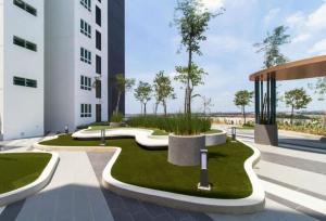 ein Gebäude mit einem Golfplatz in der Unterkunft Living in Greenery 2BR at Impiria Residensi Klang in Klang