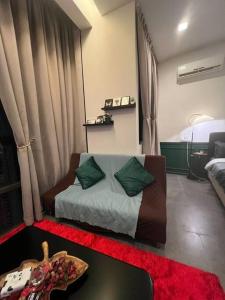 The Lodge @ Empire Damansara في بيتالينغ جايا: غرفة معيشة مع أريكة وطاولة