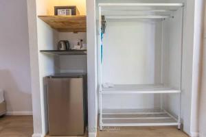 - un réfrigérateur blanc vide dans la chambre dans l'établissement Dolphin Bay Beach Resort, à Sam Roi Yot