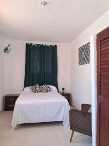 1 dormitorio con cama blanca y cortina verde en ALTOS DE VIRGINIA 57, en Sánchez