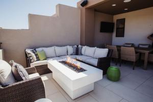 Posezení v ubytování Townhome w Private Hot Tub Air Hockey and more