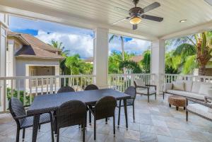 Ruang duduk di Beautiful Poolside Villa Open Layout With Pool Fitness and Beach Access