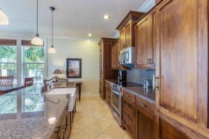 Dapur atau dapur kecil di Beautiful Poolside Villa Open Layout With Pool Fitness and Beach Access