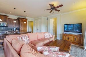 Televisyen dan/atau pusat hiburan di Beautiful Poolside Villa Open Layout With Pool Fitness and Beach Access