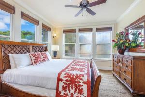 Katil atau katil-katil dalam bilik di Beautiful Poolside Villa Open Layout With Pool Fitness and Beach Access