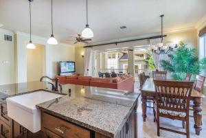 Televisyen dan/atau pusat hiburan di Beautiful Poolside Villa Open Layout With Pool Fitness and Beach Access