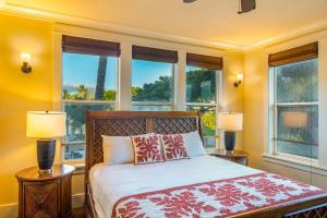 Katil atau katil-katil dalam bilik di Beautiful Poolside Villa Open Layout With Pool Fitness and Beach Access