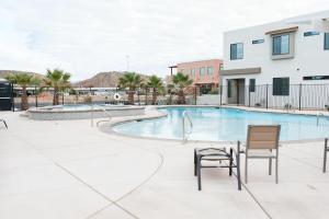 Bazén v ubytování Townhome w Private Hot Tub Air Hockey and more nebo v jeho okolí