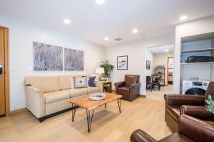 un salon avec un canapé et une table dans l'établissement Brighton Ski Resort Hidden Falls 1 Bedroom Chalet Utah, à Brighton 35 autres photos