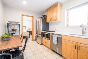 une cuisine avec une table et un réfrigérateur en acier inoxydable dans l'établissement Brighton Ski Resort Hidden Falls 1 Bedroom Chalet Utah, à Brighton