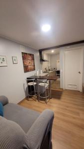 ein Wohnzimmer mit einem Tisch und einer Küche in der Unterkunft Apartamento Estocolmo I in Valdivia