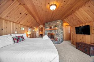 1 dormitorio con 1 cama grande y TV en Holiday House en Rapid City