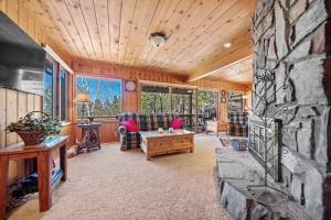 uma grande sala de estar com lareira de pedra em Holiday House em Rapid City