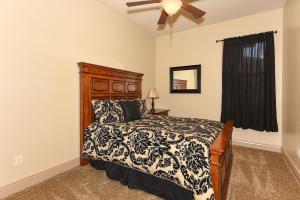 ein Schlafzimmer mit einem Bett und einem Deckenventilator in der Unterkunft Coral Vista Suite Resort Pools BBQ Fireplace Jacuzzi Tub A9 in Washington + 31 Fotos