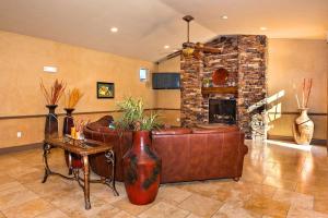 ein Wohnzimmer mit einem Ledersofa und einem Kamin in der Unterkunft Coral Vista Suite Resort Pools BBQ Fireplace Jacuzzi Tub A9 in Washington
