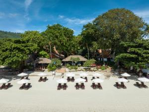 查汶的住宿－Anavana Beach Resort，海滩上一组桌椅和遮阳伞