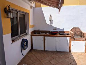 uma cozinha com um lavatório e uma janela em Viña Home em Torre del Mar
