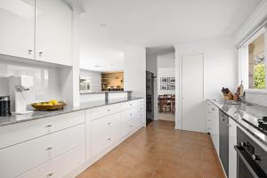 Η κουζίνα ή μικρή κουζίνα στο The Heights Beach House, Sorrento