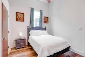 een witte slaapkamer met een bed en een raam bij Quaint New Orleans Duplex 3 Mi to French Quarter in New Orleans