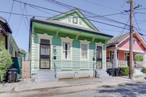 een groen en blauw huis in een straat bij Quaint New Orleans Duplex 3 Mi to French Quarter in New Orleans