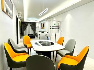 Armadale Residence 3R3B@GalaCity في كوتشينغ: غرفة انتظار مع طاولة وكراسي