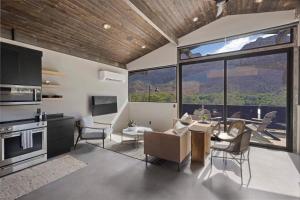 eine Küche und ein Wohnzimmer mit einem großen Fenster in der Unterkunft Zion loft with canyon views - unit 3 in Springdale