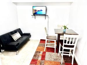 TV/trung tâm giải trí tại Manhattan in 2 stopages, 2 Bedrooms Apt with private Backyard in LIC !!!