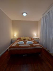 a bedroom with a bed with two towels on it at Hermoso Departamento monoambiente, excelente ubicación a 50 mts de Plaza principal in Salta