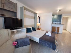 ein Schlafzimmer mit einem großen Bett und einem Sofa in der Unterkunft Estudio Platja d'Aro, estudio, 3 personas - ES-209-1 in Platja  d'Aro