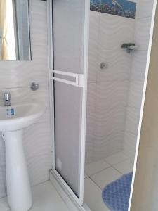 a bathroom with a shower and a sink at Hotel Oiba Alfa Plaza in Oiba +69 photos