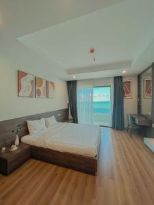 - une chambre avec un lit, un bureau et une fenêtre dans l'établissement TMS Luxury Studio Quy Nhon, à Quy Nhơn