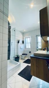 La salle de bains est pourvue d'une baignoire, de toilettes et d'un lavabo. dans l'établissement Gasthaus zur Post, à Breitbrunn am Chiemsee