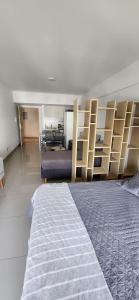 - une chambre avec un lit et des étagères dans l'établissement Hermoso mono ambiente en zona centro caba, à Buenos Aires