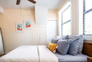- une chambre avec un lit doté d'oreillers et d'une fenêtre dans l'établissement Mid-Century 1bd House - Beach Gear - 5min Walk to Beach, à Clearwater Beach