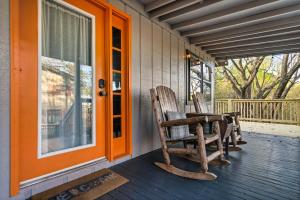 duas cadeiras de balanço sentadas no alpendre de uma casa em NEW Cabin with Spectacular View with HOT TUB in the Smoky MTNS em Sevierville